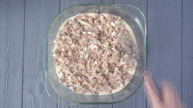 put canned food on the dough