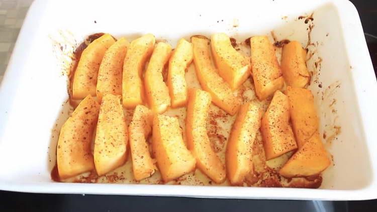 bake pumpkin in the oven with slices