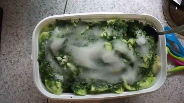 pour tomatoes with vinegar and sugar