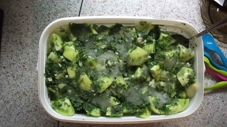 green tomatoes with garlic