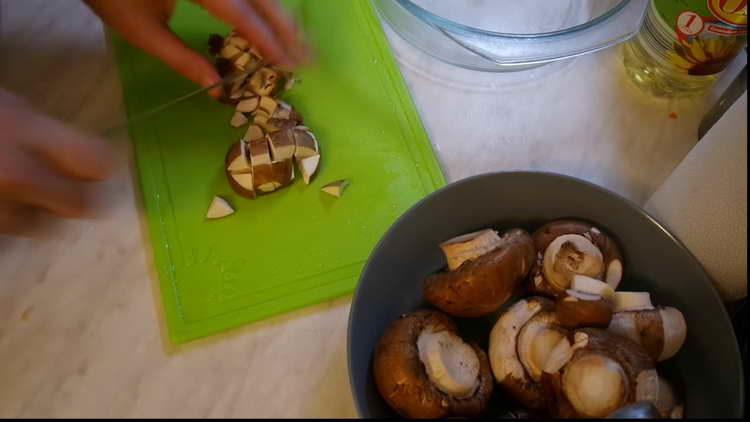cut the mushrooms into pieces
