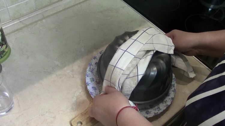 take out the cake from the mold