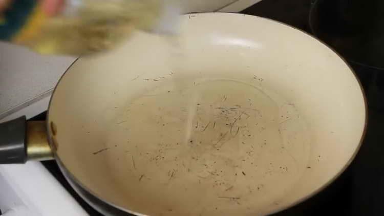 pour the oil into the pan