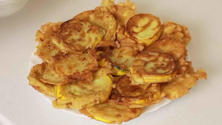 zucchini in a pan with garlic