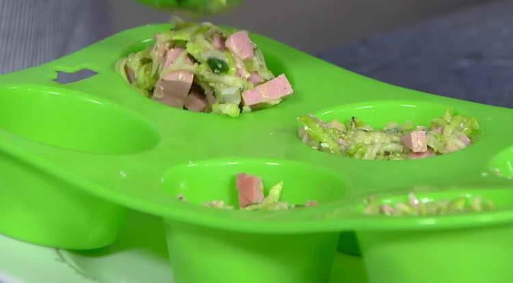 put the minced meat in the form