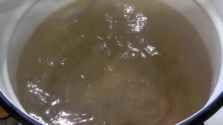 put water with spices on the fire