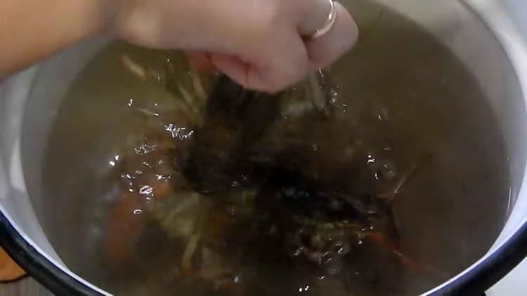 put the crayfish in a pan