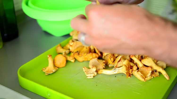thoroughly wash the chanterelles