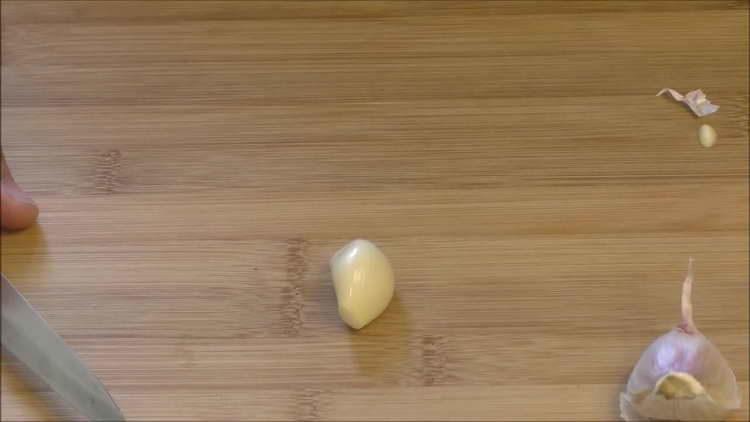 clean the garlic