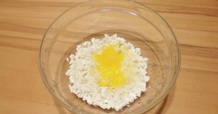 mix sugar and eggs