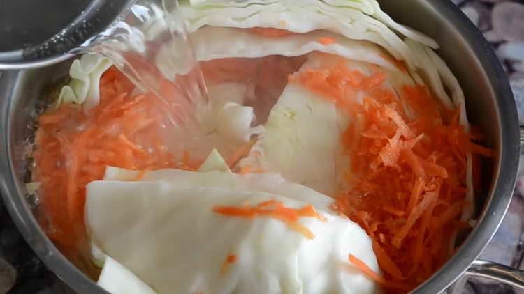 pour cabbage with marinade