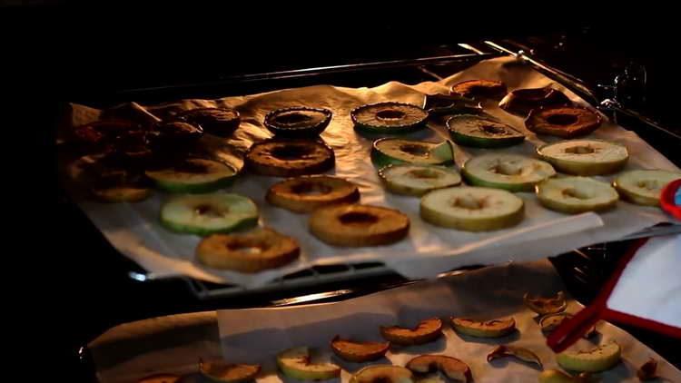 take apples from the oven