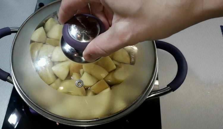 cook compote under the lid