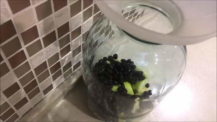 put apples and mountain ash in a jar