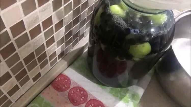 pour apples with boiling water