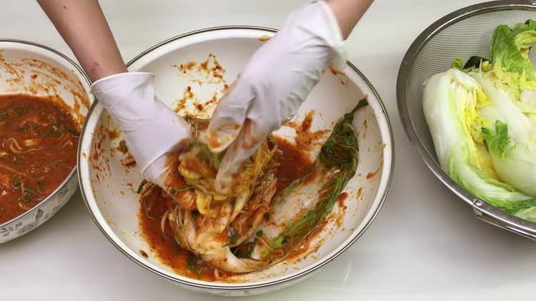 put the cabbage and pour the sauce