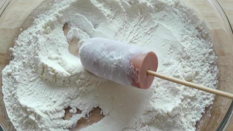 envelop the sausages in flour