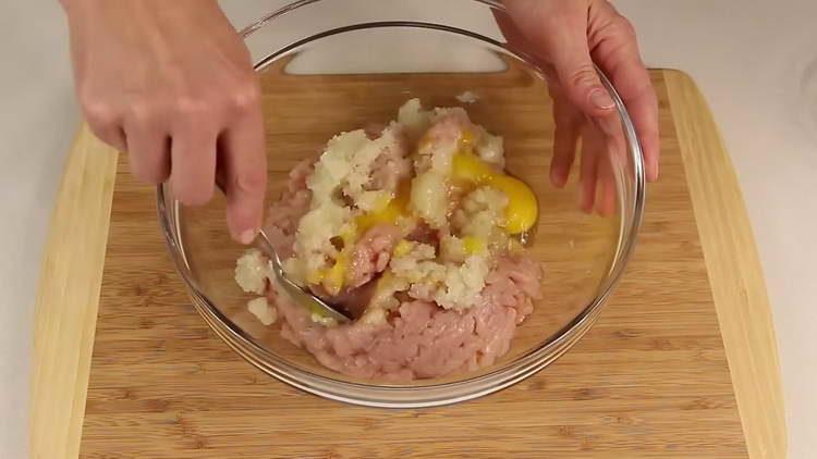 mix the minced meat with the egg