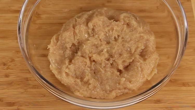 put the minced meat in a bowl