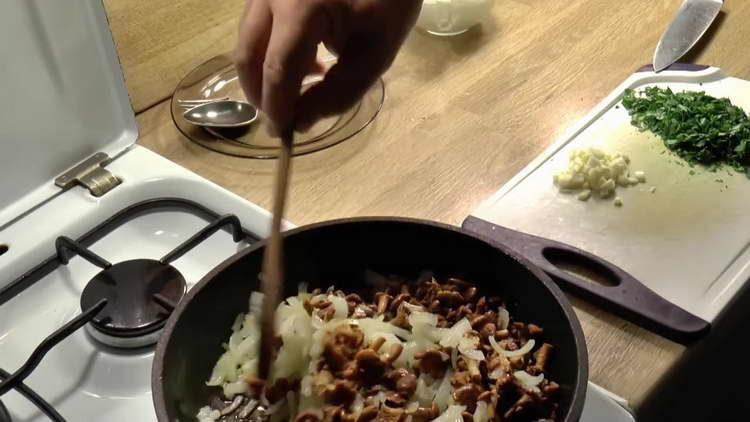 add mushrooms to the onion