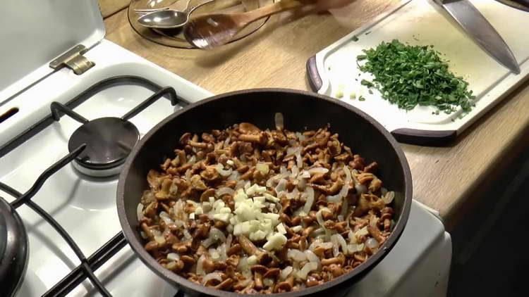put the garlic to the mushrooms