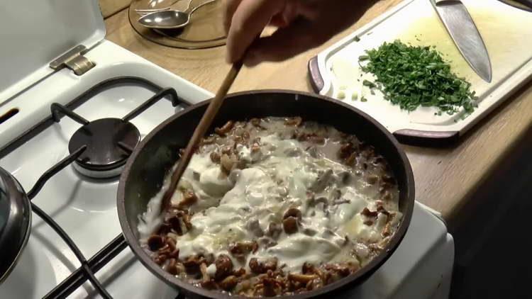 pour sour cream into mushrooms