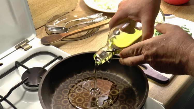 pour the oil into the pan