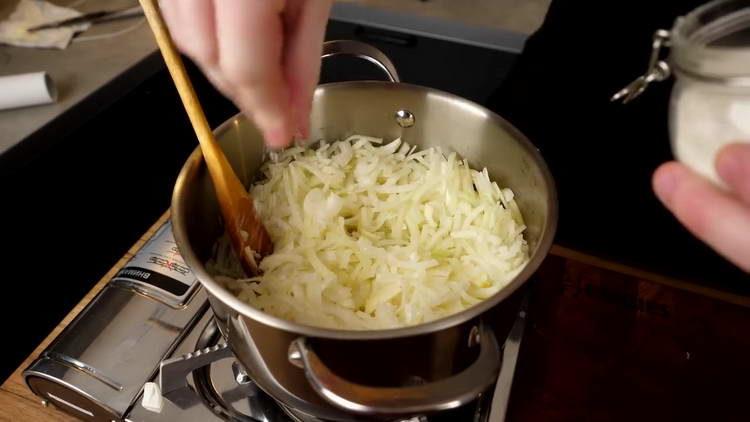 send the onion to the pan