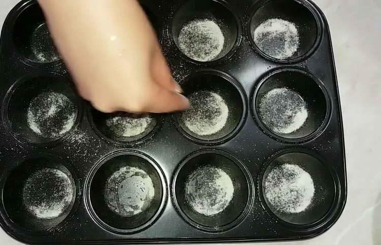 grease the baking dish with oil