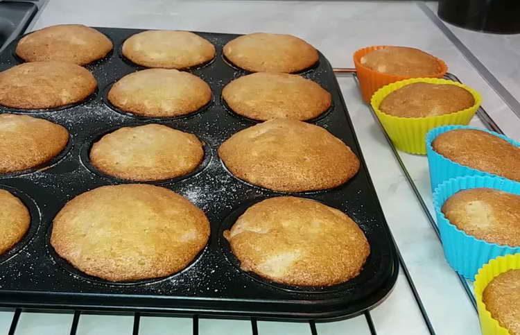 mannik on kefir with apples