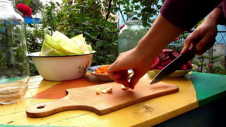 chop the garlic in half