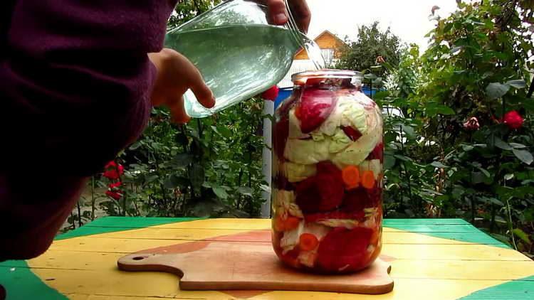 pour vegetables with marinade