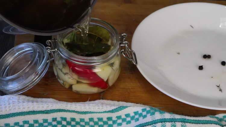 pour garlic marinade