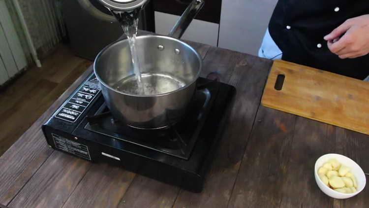 pour water into the stewpan