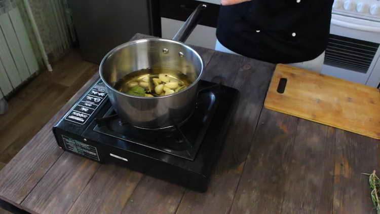 send garlic to the stewpan