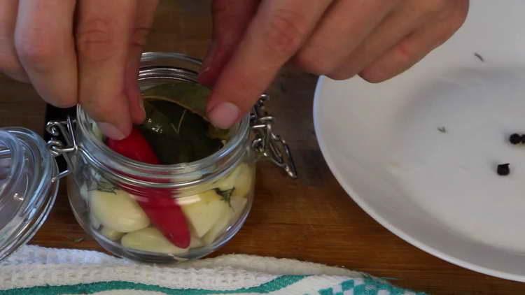 fill the jar with garlic