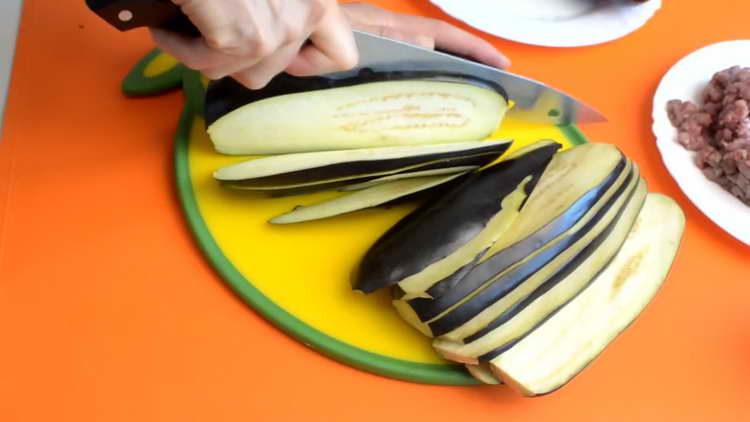 we cut the eggplant with plates