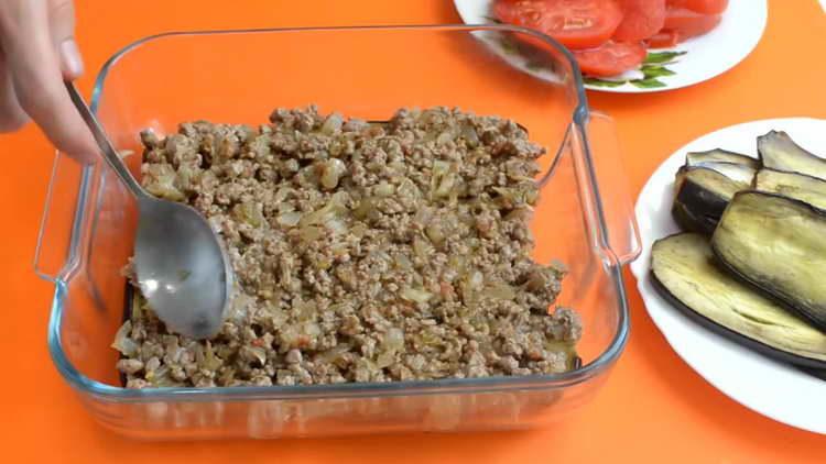 put the minced meat on the eggplant