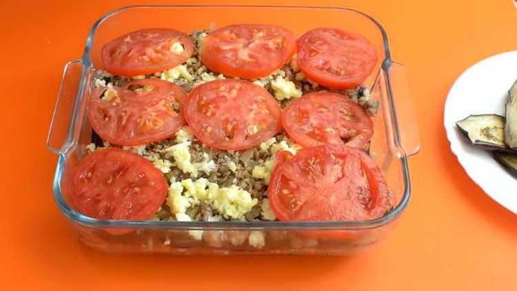 put tomatoes in a layer