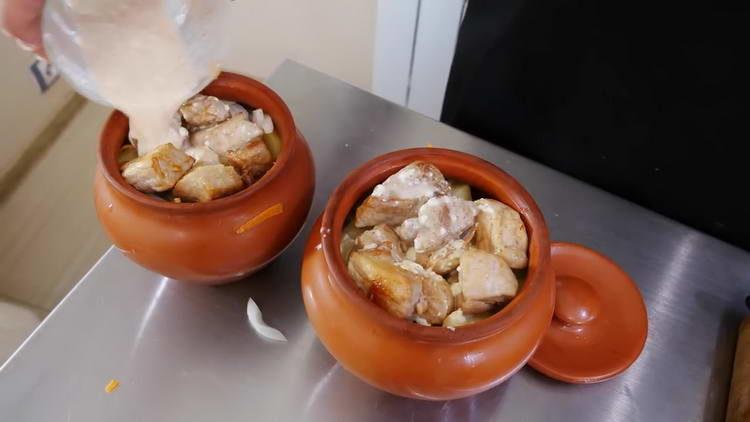 pour the sauce in pots