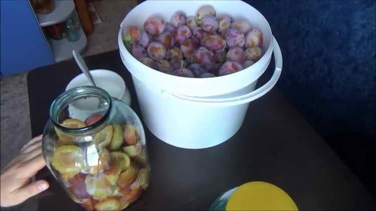 put the halves of the plums in jars
