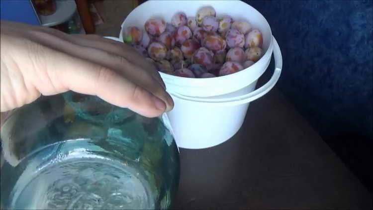 pour alcohol into the jar