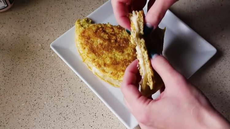 serve pancake cheese