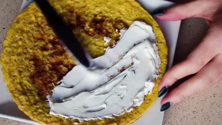 Ovsyanoblin with yogurt and black currant