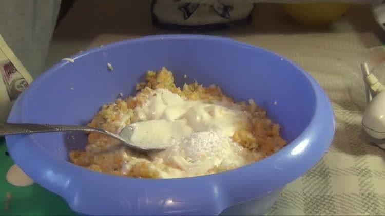 add flour to minced meat