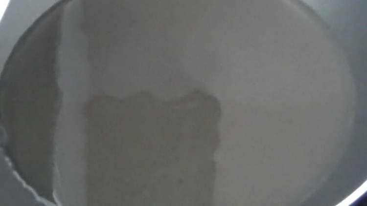 put a frying pan with oil