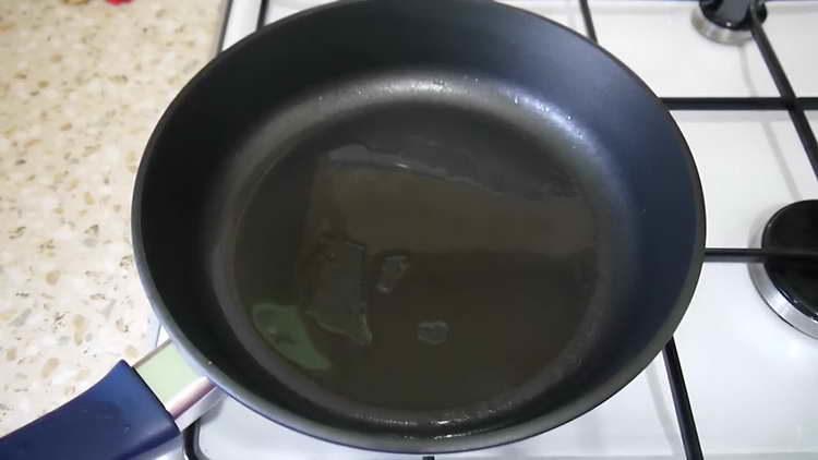 pour the oil into the pan