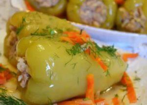prepare delicious peppers stuffed with meat and rice in a slow cooker