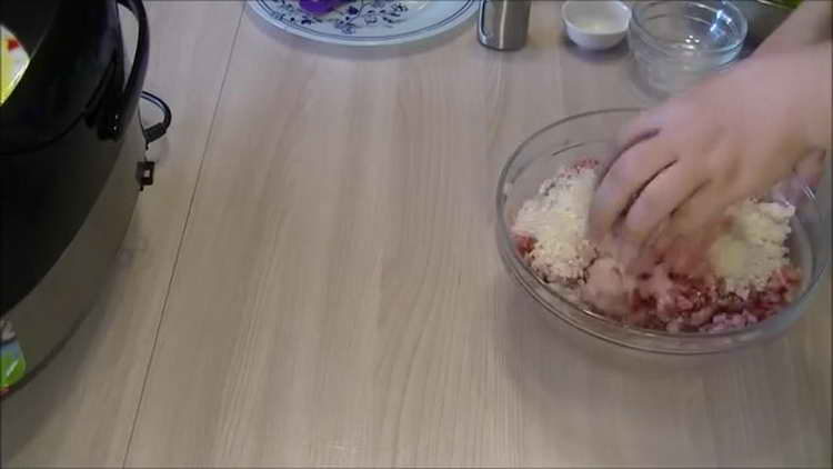 mix minced meat and rice