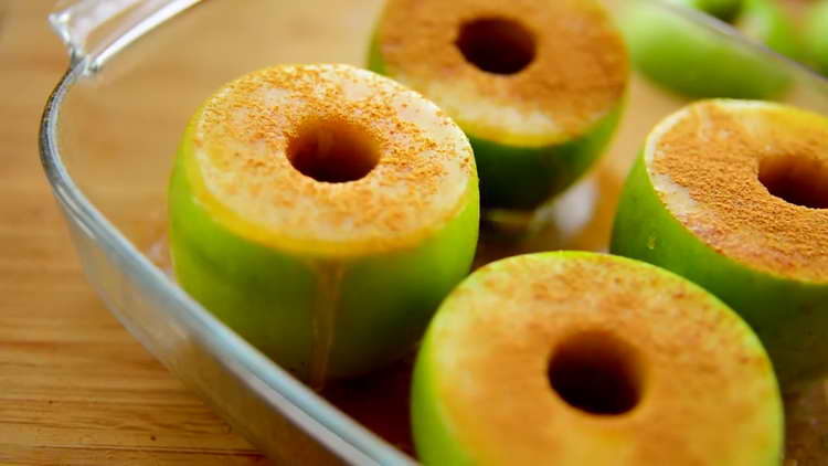 sprinkle with cinnamon apples